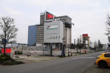 903919 Gezicht op de silo van de veevoerhandel Nuscience / Agrifirm Feed BV (Protonweg 8-10) te Utrecht, tijdens de sloop.